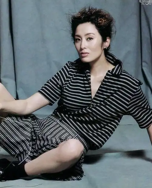 张敏,年轻时飒美时髦,如今老年脱俗有女人味|连衣裙|西装|针织衫|穿搭