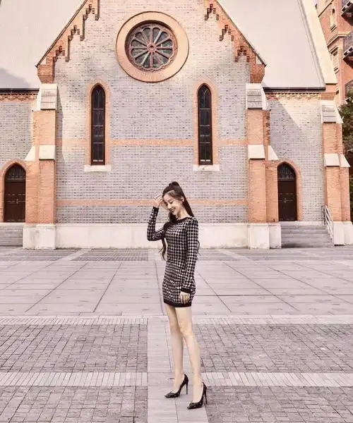 陈欣予好高调啊一袭夸张红色连衣裙亮相马尾辫配红唇气质惊艳