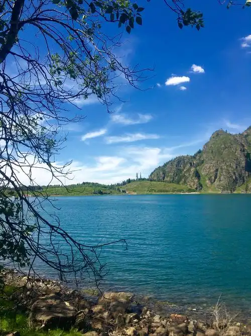 东小天池,又名黑龙潭,在阳光折射下,湖面呈深蓝色,景色静美.
