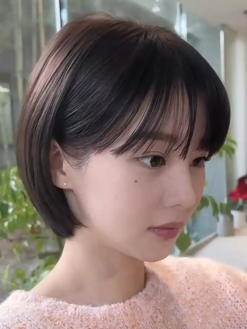 女生超短发烫发分享|减龄修颜刘海挂耳短发 女生超短发的层次结构不仅