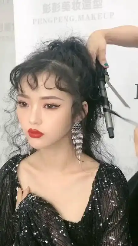 分享烫发教程烫发根据发量头发少的用小点的卷发棒