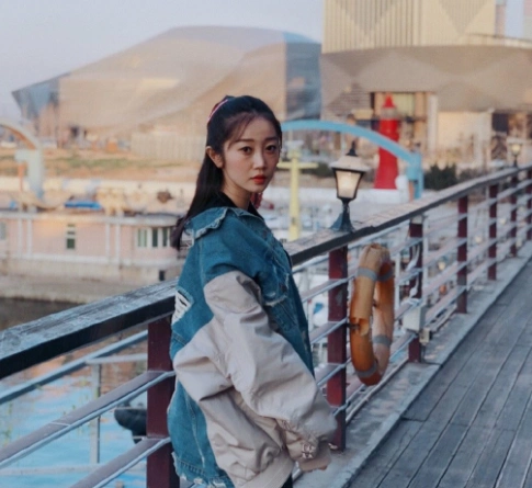 在这个小品中,陈嘉男身穿白色连衣裙,表演的是一个小学老师,因为老师