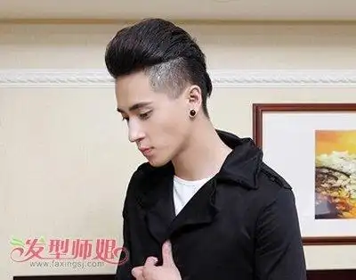 发型师姐编辑:lisa 分享到  无刘海的长直梳发对于小脸的男生来讲,一