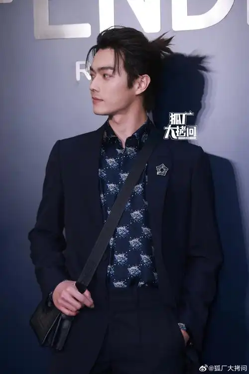 许凯背头小揪揪#许凯今日活动生图,背头小揪揪发型酷得咧