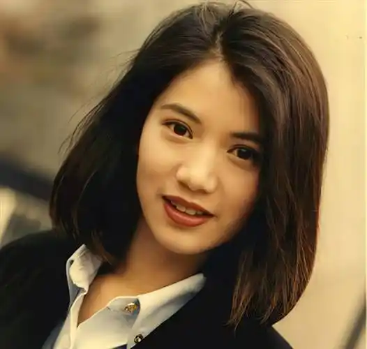 袁咏仪脾气火爆,曾惹怒成龙大哥被封多年,年轻时也曾走过岔路,选择被