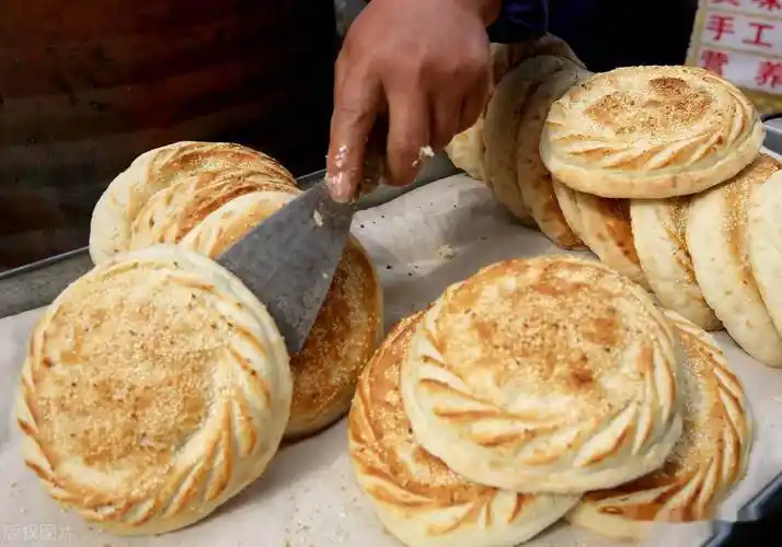曹县烧饼最大的特点,就是饼外圈有一层盘花,然后再涂上一层糖稀,表面