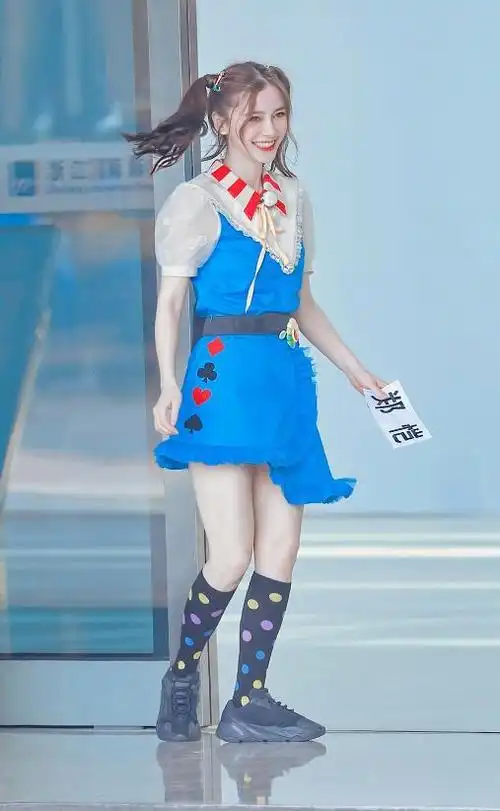 baby最新《奔跑吧》路透来袭,一身"游园裙"配双马尾,真挺嫩