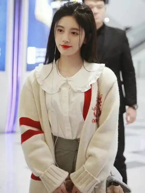 鞠婧祎的日系风穿搭,撞色针织开衫配娃娃领白衬衫,少女感爆棚