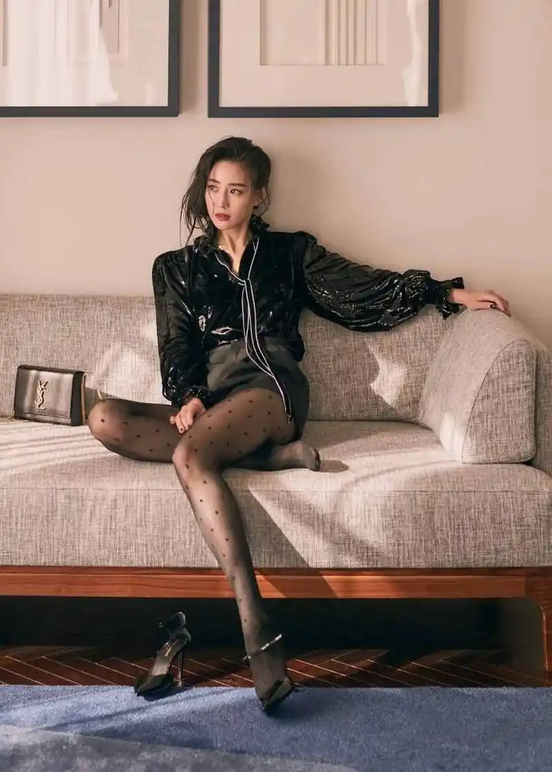 张钧甯时尚写真大赏:美腿丝袜搭配短裙热裤,熟女风韵尽显!