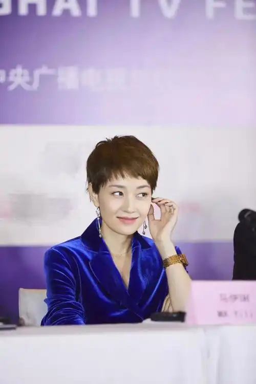 马伊琍亮相上海电视节,一身宝蓝色丝绒西装,美得优雅大气!