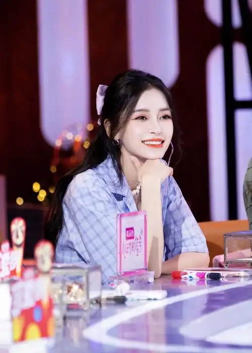 1/ 8 搜狐娱乐讯 9月8日,angelababy公开了一组最新写真,照片里的她手