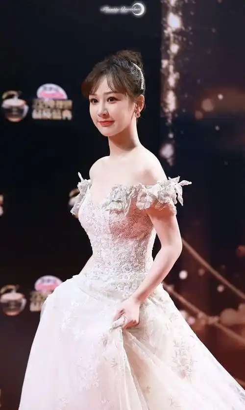 杨紫肩颈线美上热搜,一袭白色蕾丝镶钻长裙出席活动,唯美又浪漫_礼服