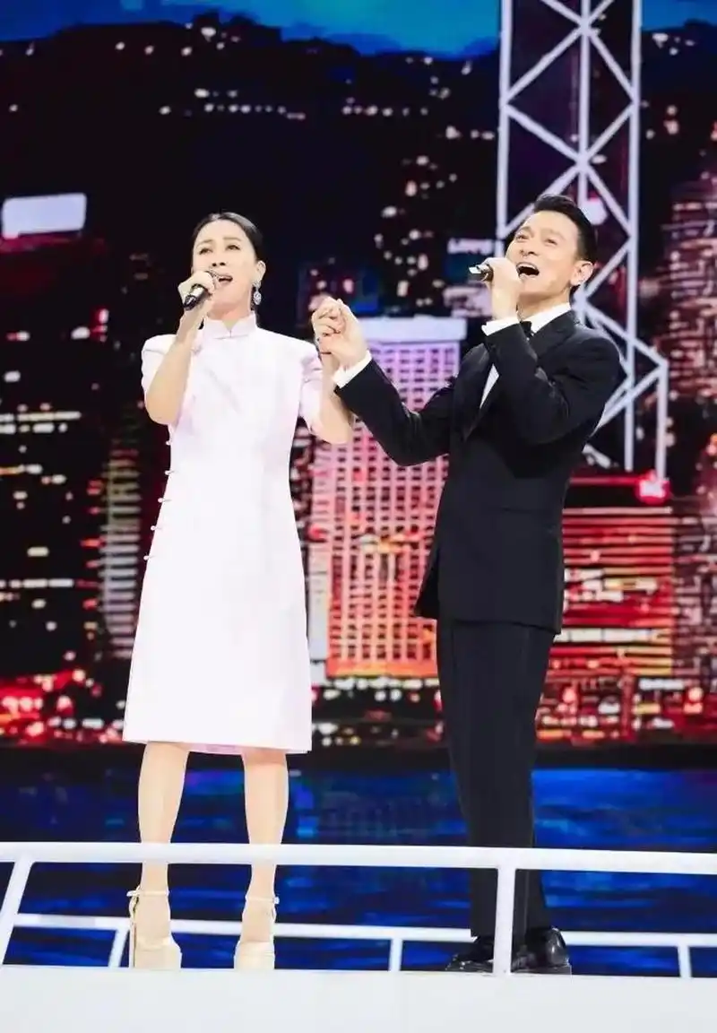 gif创作人# 身高1米68的那英和刘德华同台唱歌,"天后"那英脚踩一双粗
