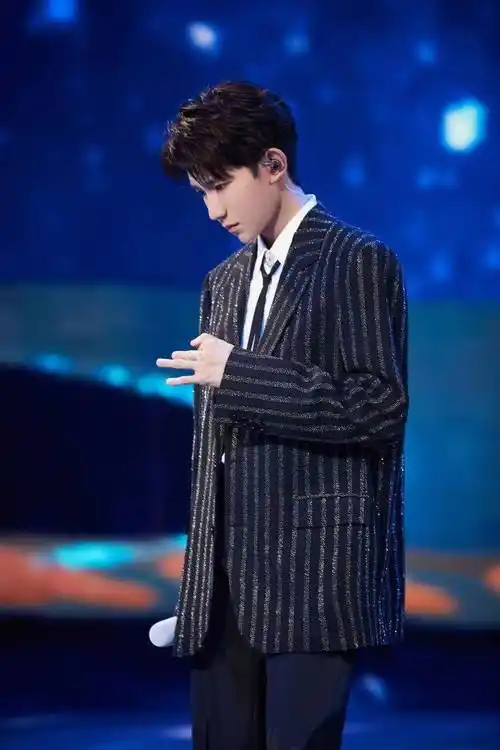 王源818晚会造型写真释出 穿亮钻条纹西装十足俊朗少年_无敌_飘带_系