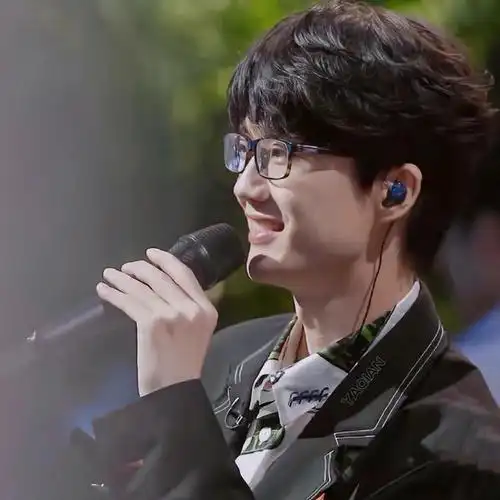 昨天许嵩在上海星巢秘境音乐节上说:"其实很多时候,过于饱满,过于蓬勃