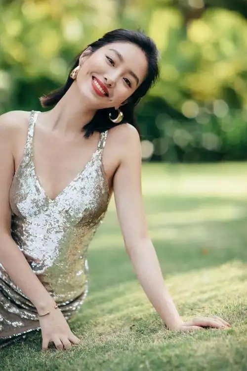 时尚界一直以来都充斥着各种令人眼花缭乱的潮流,而杨采钰作为一位