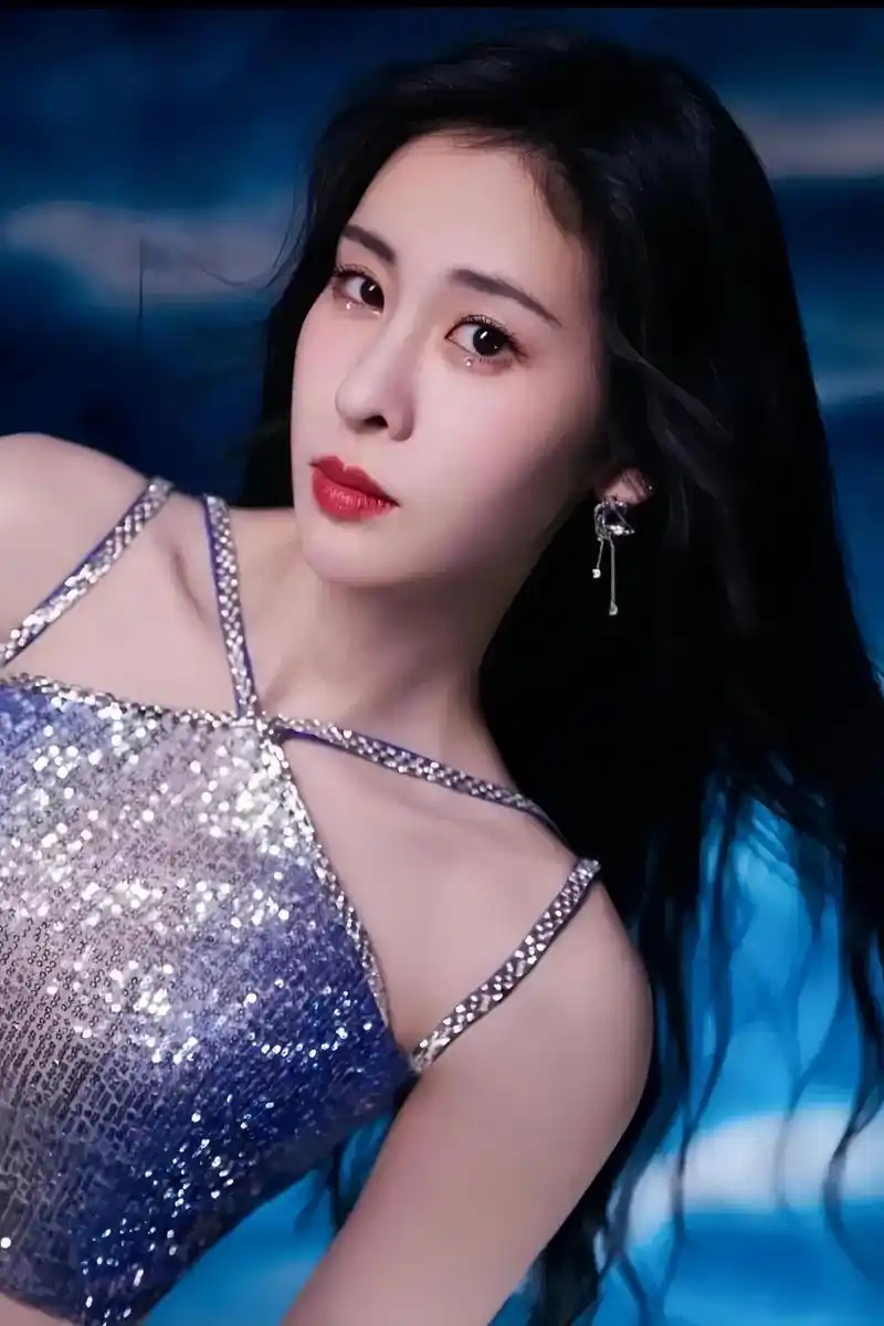 张碧晨是一位非常出色的音乐人,她拥有高挑的身材和迷人的外貌,同时她