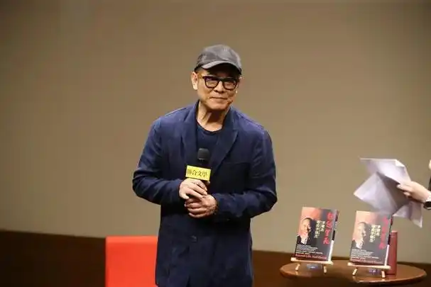 李连杰近照引热议!头戴花染黄头发不显老态,抱着向佐女儿很亲密