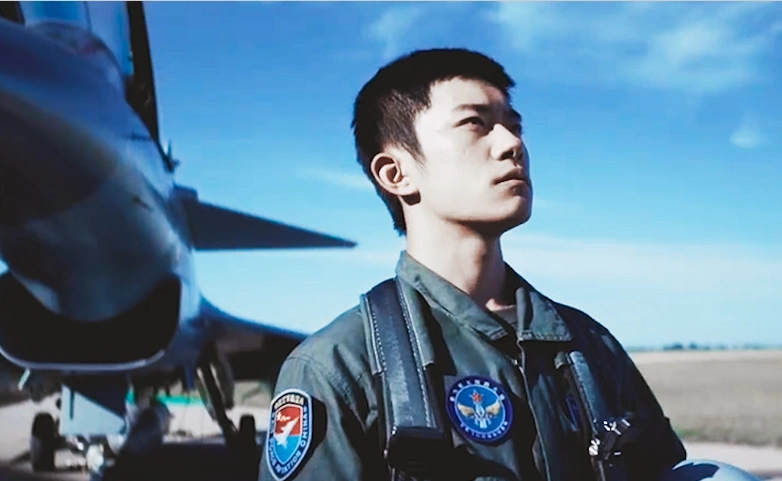 易烊千玺空军招飞宣传片完整版吴京加盟两个人太帅了吧