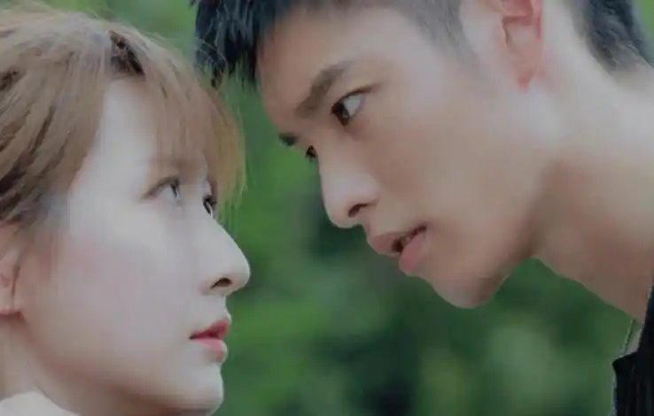 原创他在逆光中告白太敢拍搂腰撩衣俯卧撑脸红心跳太刺激