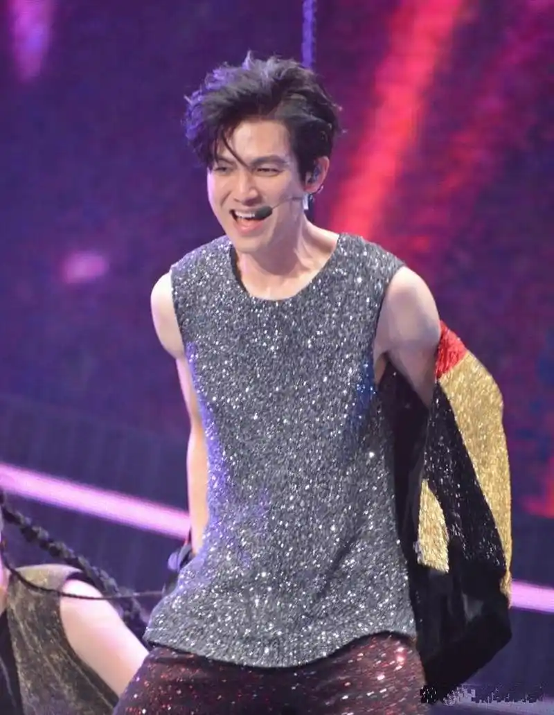 钟汉良肌肉线条明显身材也没走样但人气比起前些年确实是低了不少