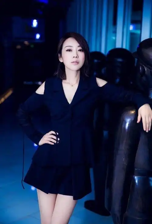 闫妮身穿黑色套装脚踩恨天高,47岁的年龄27岁的脸孔