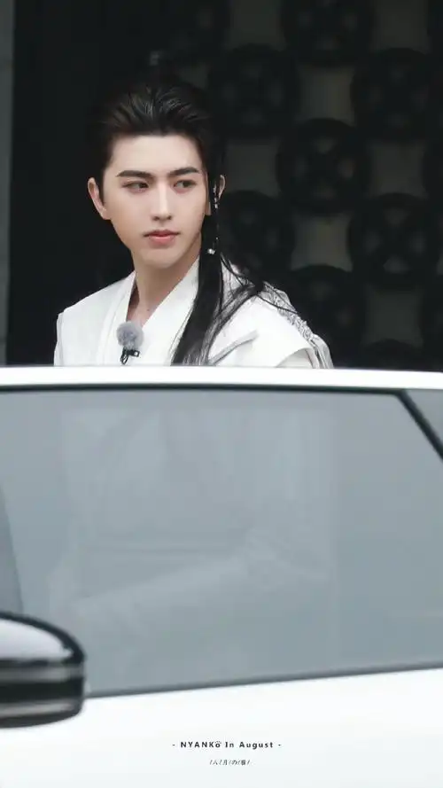 蔡徐坤白衣古装造型