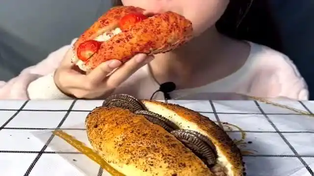 美食吃播:大胃王美女大口吃草莓面包,看着流口水了!