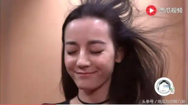 迪丽热巴意外暴露素颜 这个模样老20岁?网友:仙女形象幻灭