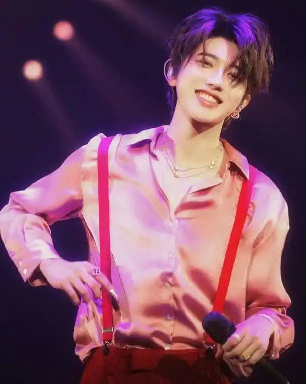 蔡徐坤在车内摘口罩送飞吻引爆粉丝,网友:不愧是全民偶像!