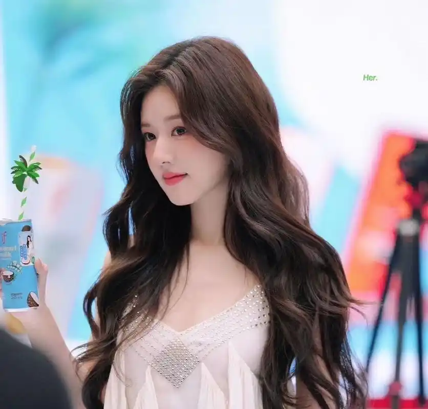 赵露思露腿,赵露思今日活动造型大片,白色吊带纱裙长卷发搭配珍珠耳饰