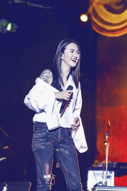 他们是@谭维维和@北京客乐队鼓手:王澜 吉他手:宋宇 键盘手:汪轼晔