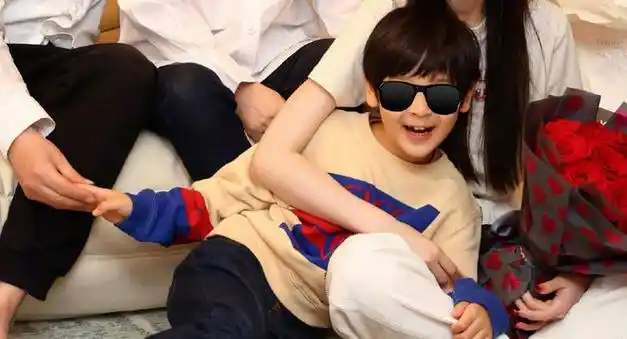 与儿子搂抱好开心,小海绵长大许多|粉色|黄晓明|杨颖(十六国)_网易