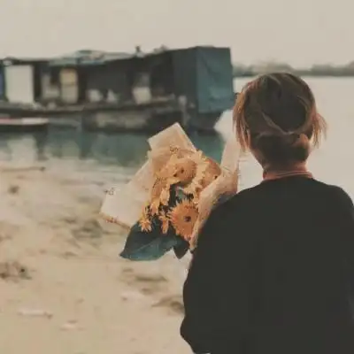 情侣头像捧花遮脸高清文艺的情侣头像一男一女捧花图片