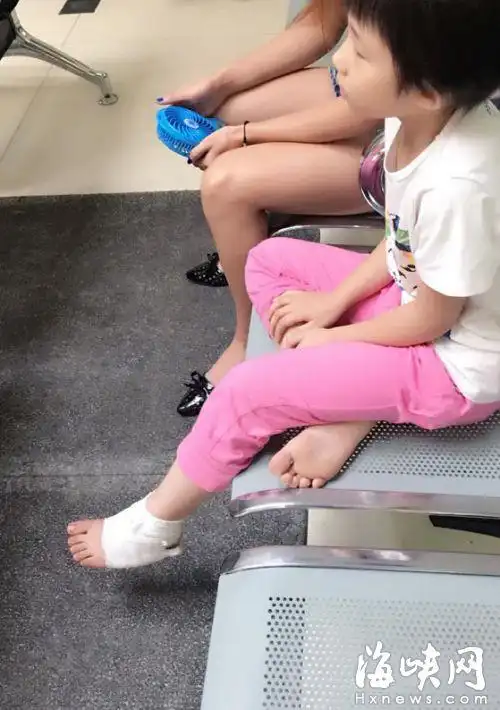 女孩至今还无法正常走路,需要人看护