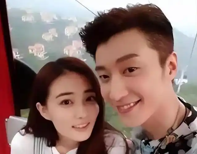 而且徐璐和乔任梁也是因为《我们相爱吧》才认识的,他们在节目里的