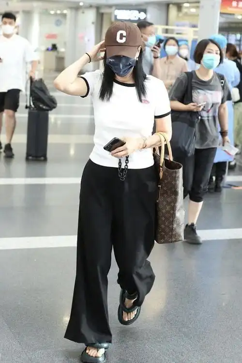 那英私服街拍随性简单包包却是限量款