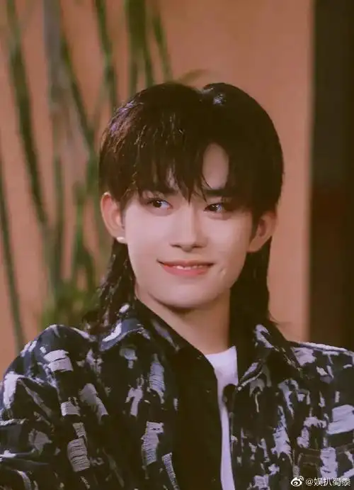 易烊千玺#发型合集,狗啃刘海,中分,寸头,大背头,脏辫,卷发,湿发…没