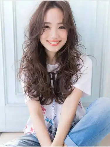 卷发有一个美cry的名字让发卷看起来有轻飘飘的感觉色彩也是轻色系