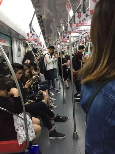 地铁里看手机的人群