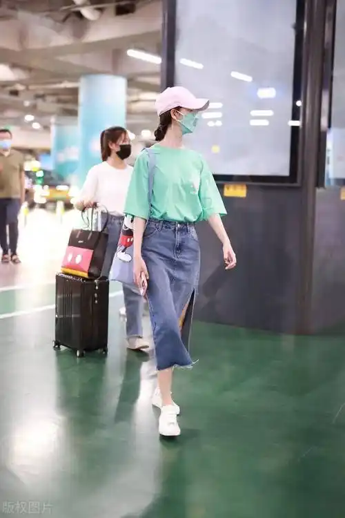 陈瑶绿色短t搭开视牛仔裙现身机场戴眼镜文静优雅