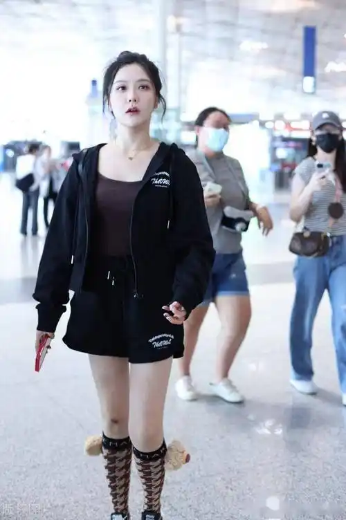 王艺瑾现身北京机场,扎丸子头甜美可爱