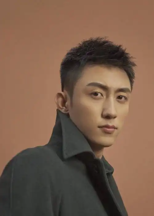 黄景瑜最新杂志封面儒雅帅气写真图片