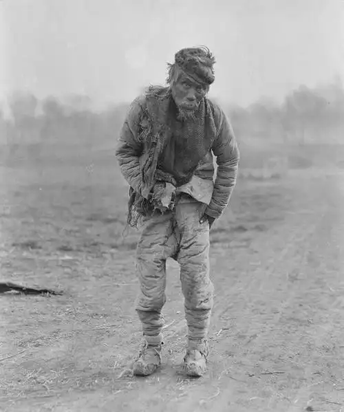 照片中这个乞丐,她的衣服早已到处都是破洞,佝偻着身子,让人心生怜悯!