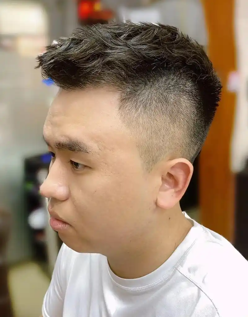 前刺.夏天来了,试试这款清爽短发前刺#前刺发型 #男士烫发 - 抖音