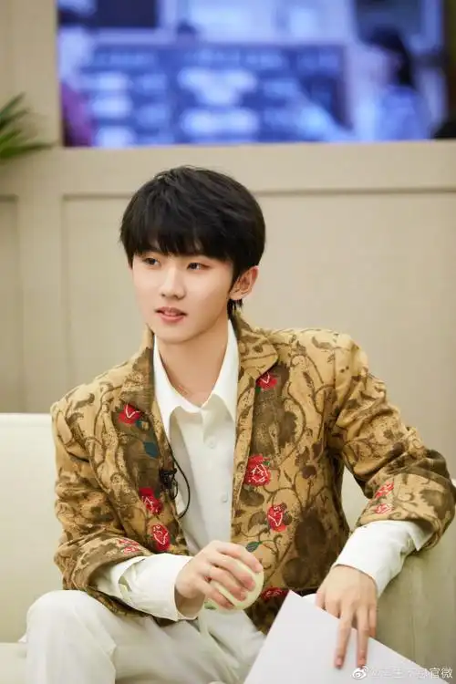 剧照加更之@时代少年团队长-马嘉祺翩然少年 笑容粲然「用歌声的温度