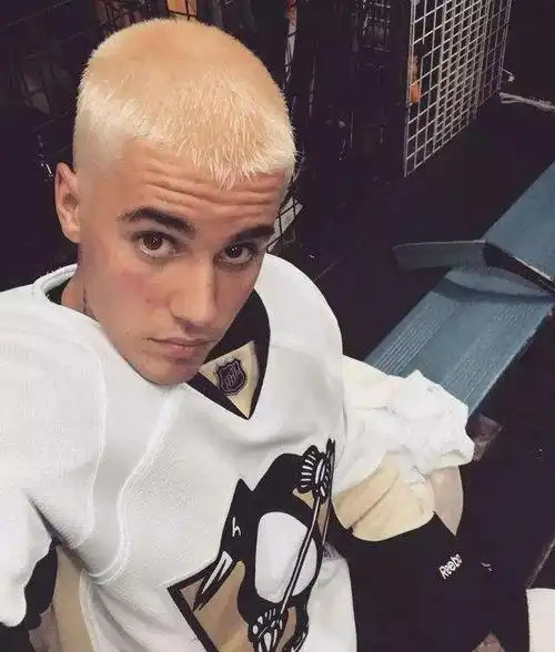 大家看看比伯这张留寸头发型的照片好看吗?