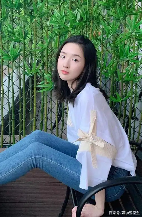 甜杨玏开车去机场接女友王玉雯搬完行李箱同返爱巢已同居试婚