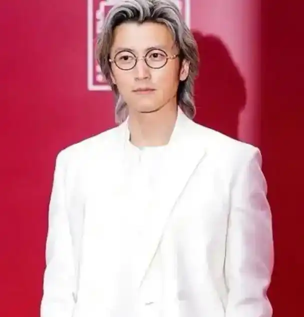 谢霆锋走红毯太冷酷,霍汶希晒动态私下也这样,面对关心冷脸相对