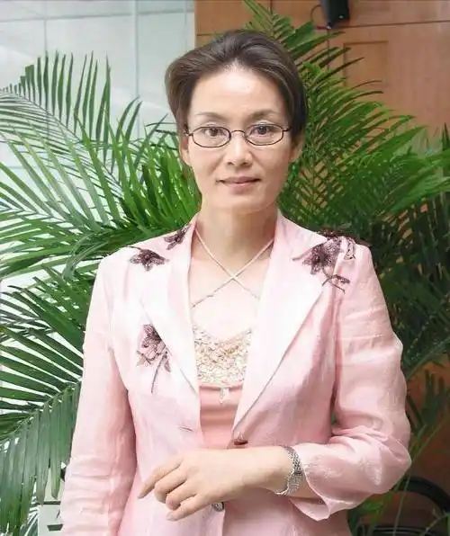 67岁潘虹老得很真实,穿国风套装不扮美,素颜出镜优雅又大方_风格_女性